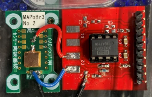 ペロブスカイト単結晶を用いた試作検出器の写真